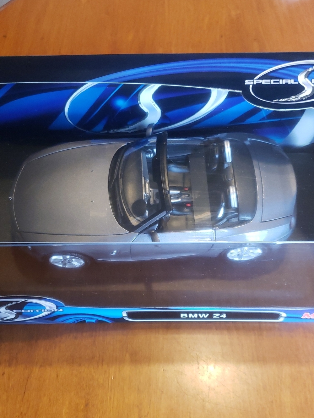 Vintage 2004 - 1:18 Scale - BMW Z4 Convertible Model Car - Silver and Black